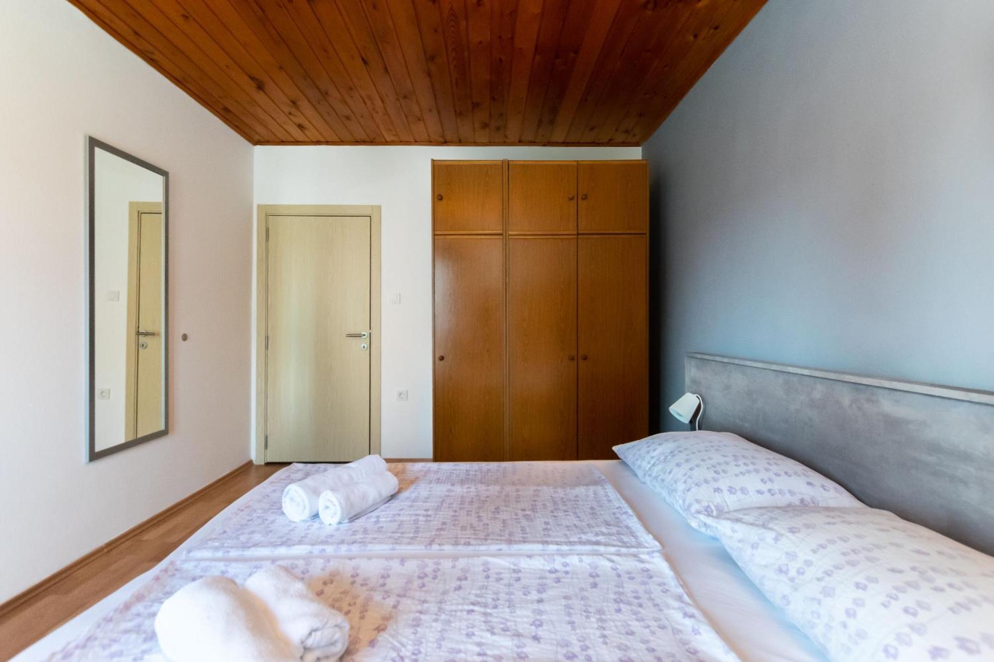 Apartments Anica F Лопар Екстер'єр фото